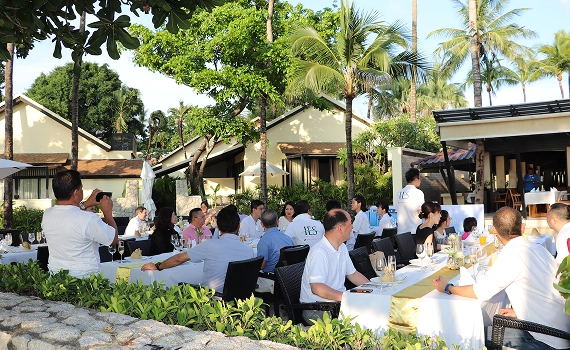 屋外での食事会で親睦を深める各国エンバーマー